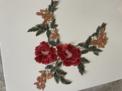 Col brode fleuri rose rouge