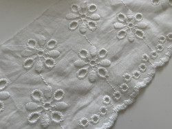 Broderie anglaise festonnee largeur 13 cm