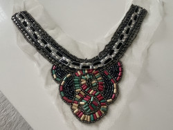 Col en V a appliqué