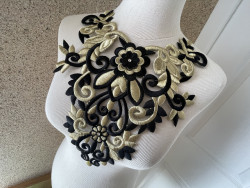 Plastron noir et doré 33*26 cm à coudre sur un vêtement de soirée ou autre