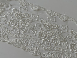 Dentelle ecru   de 13 cm de largeur